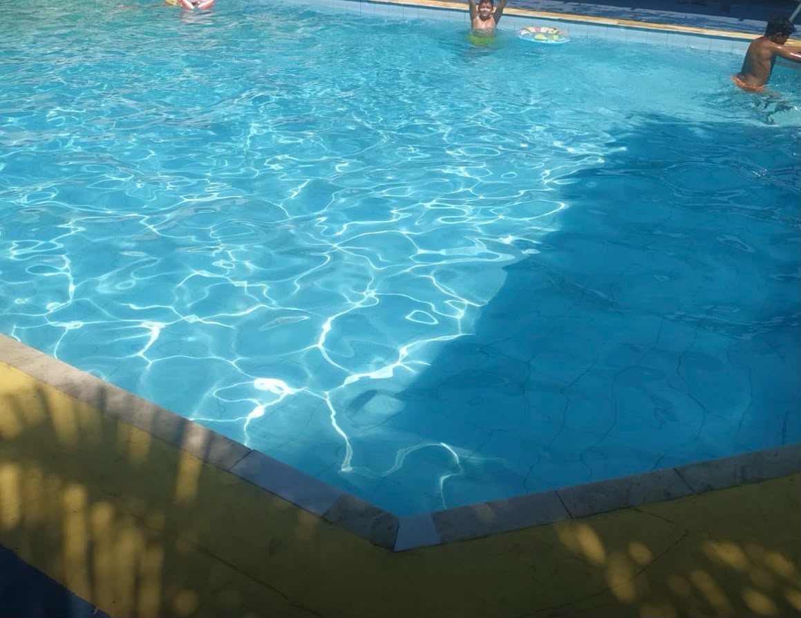 Piscina de água azul do hotel vista de perto