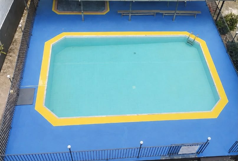 Vista de cima da piscina do hotel