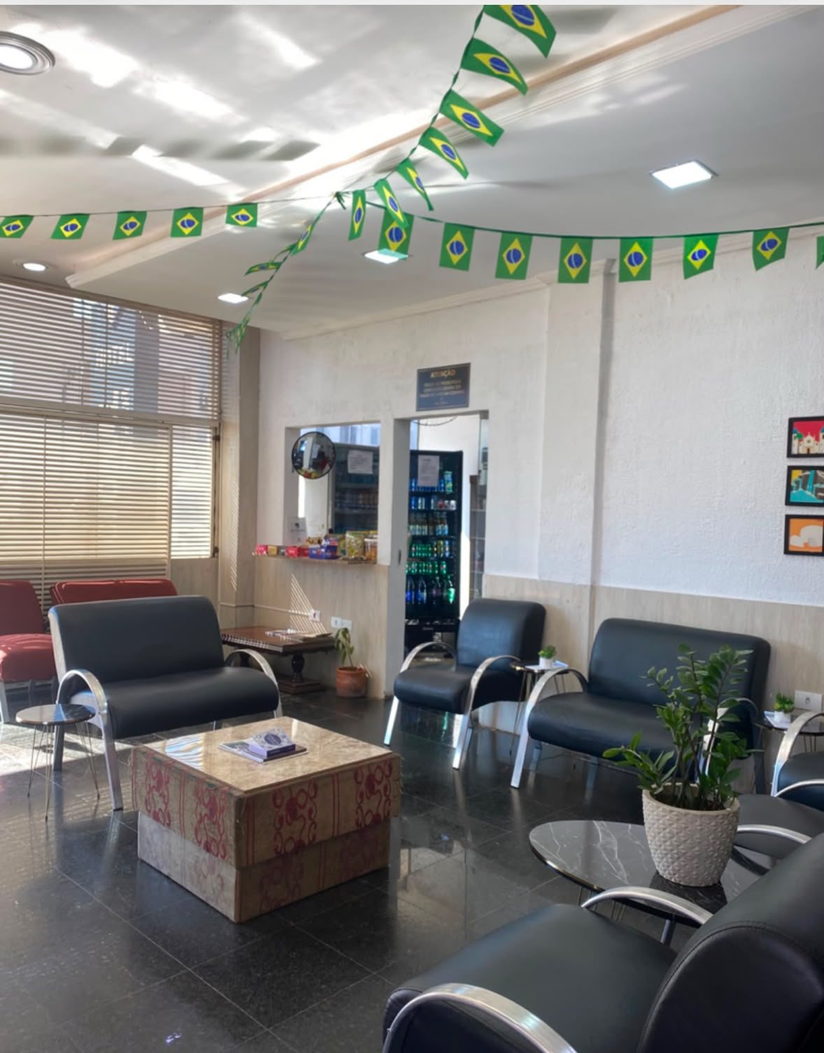Sala de estar do hotel com poltronas e mesa de centro